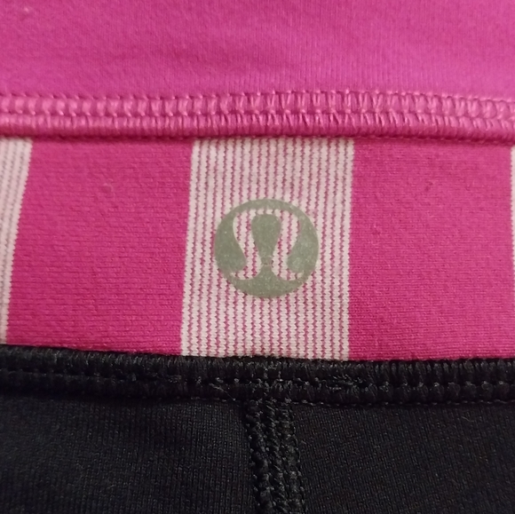 Lululemon Groove Shorts Reversible Black and Pink Size 6 - Picture 7 of 8